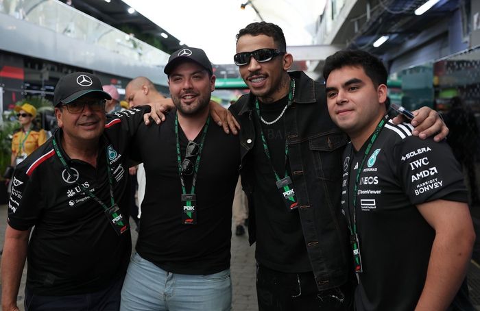 Carlos Prates visits the Mercedes AMG F1 Team garage