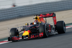 Daniil Kvyat, Red Bull Racing RB12, in pista con i sensori per i test aerodinamici