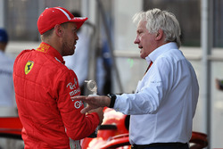 Гонщик Ferrari Себастьян Феттель и Чарли Уайтинг
