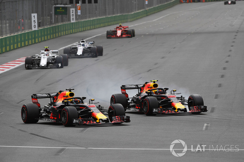 Daniel Ricciardo, Red Bull Racing RB14 ve Max Verstappen, Red Bull Racing RB14 pozisyon mücadelesi