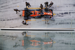 Stoffel Vandoorne, McLaren es atendido por el equipo