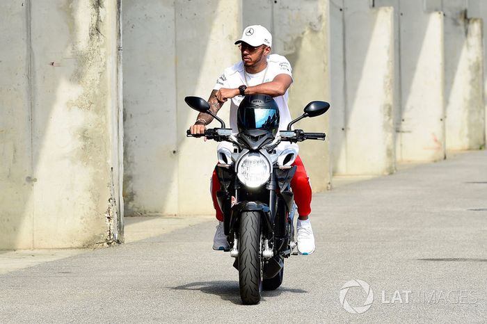Lewis Hamilton, Mercedes-AMG F1 con su MV Agusta