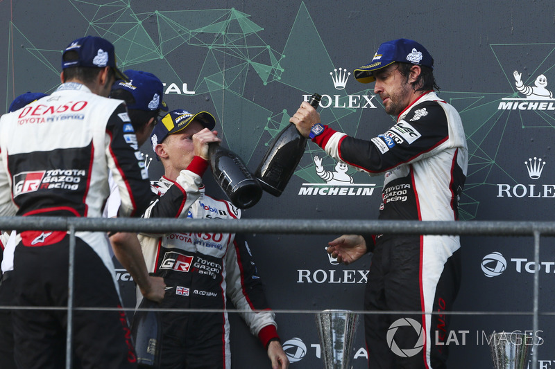 Ganadores de la carrera Fernando Alonso, Sébastien Buemi, Kazuki Nakajima, Toyota Gazoo Racing