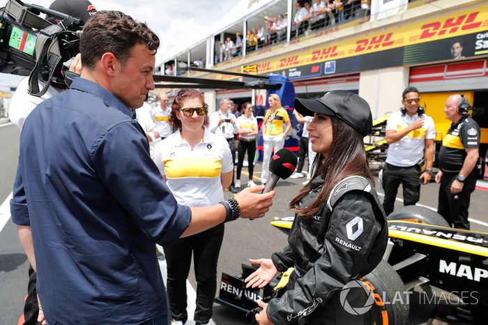 Aseel Al-Hamad, habla con Will Buxton tras pilotar el F1 E20 de Renault de 2012 en el Renault Passion Parade