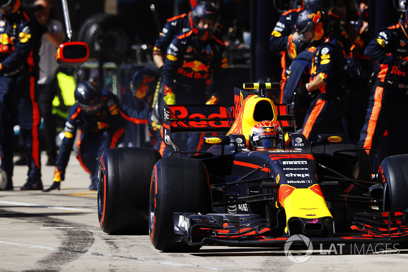 Max Verstappen, Red Bull Racing RB13, pit stop