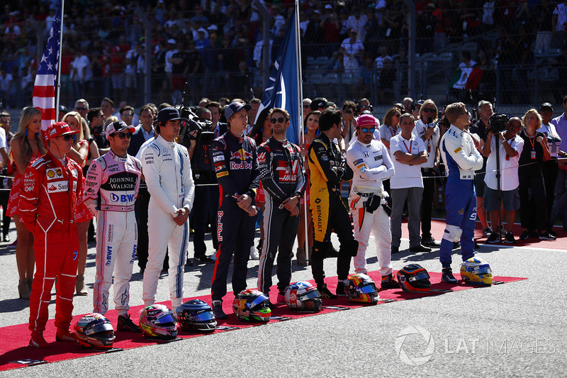 Los piloto durante el himno