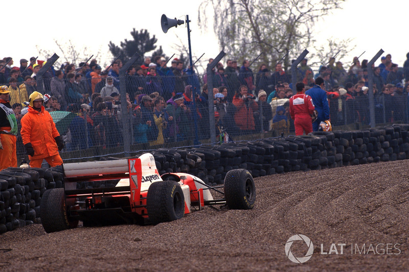 Michael Andretti, Mclaren MP4/8 dans les graviers après l'accrochage avec Karl Wendlinger, Sauber C12