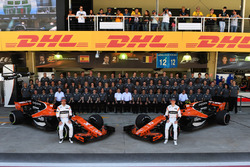 Fernando Alonso, McLaren ve Stoffel Vandoorne, McLaren, takım fotoğrafında