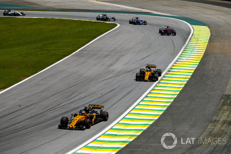 Nico Hulkenberg, Renault Sport F1 Team RS17, Carlos Sainz Jr., Renault Sport F1 Team RS17, Pierre Gasly, Scuderia Toro Rosso STR12