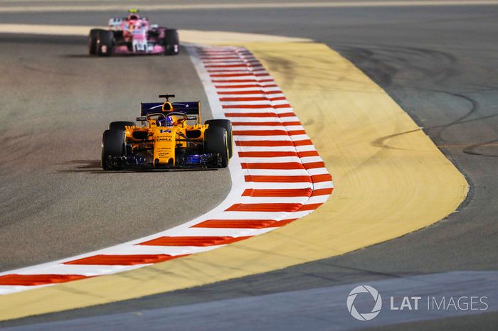 Fernando Alonso, McLaren MCL33 Renault, Esteban Ocon, Force India VJM11 Mercedes