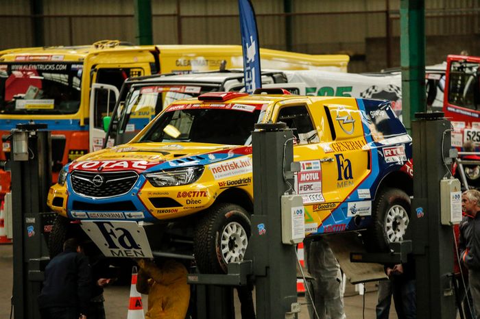 Equipos se preparan en Le Havre para el largo viaje a Lima, Perú