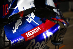 Honda logo on, Toro Rosso STR13