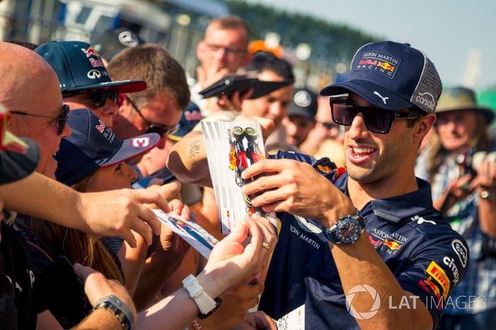 Daniel Ricciardo, Red Bull Racing, firma autógrafos a los fans