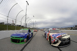 Ryan Newman, Richard Childress Racing Chevrolet Camaro, Kyle Busch, Joe Gibbs Racing Toyota