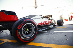 Kevin Magnussen, Haas F1 Team VF-18 Ferrari, quitte le garage