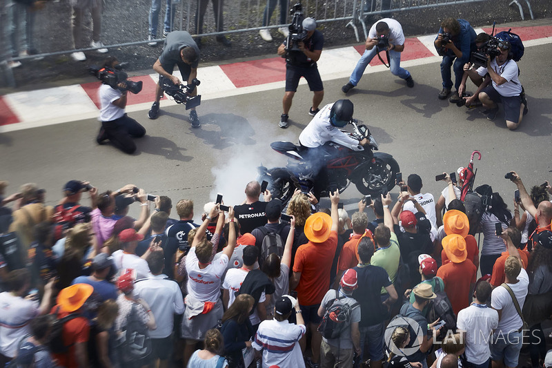Lewis Hamilton, Mercedes AMG F1, en su moto
