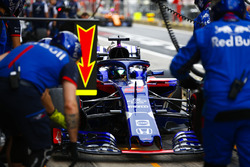 Brendon Hartley, Toro Rosso STR13, in the pits during practice