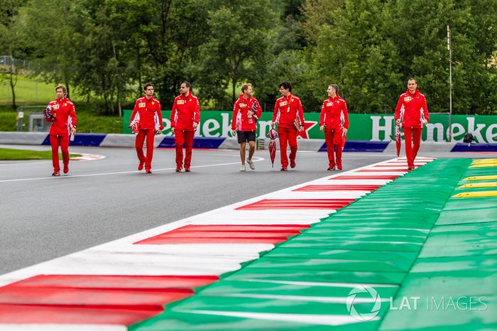 Sebastian Vettel, Ferrari reconoce la pista a pie con su equipo 