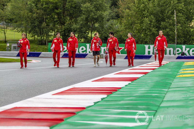 Sebastian Vettel, Ferrari reconoce la pista a pie con su equipo
