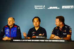 Franz Tost, director del equipo, Toro Rosso, Yusuke Hasegawa, director general de Honda, y Christian Horner, director del equipo, Red Bull Racing, en la conferencia de prensa del viernes