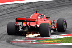 Kimi Raikkonen, Ferrari SF71H, solleva scintille