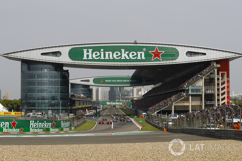 Sebastian Vettel, Ferrari SF71H, leads Kimi Raikkonen, Ferrari SF71H, Valtteri Bottas, Mercedes AMG F1 W09, Lewis Hamilton, Mercedes AMG F1 W09, Max Verstappen, Red Bull Racing RB14 Tag Heuer, and the rest of the field at the start of the race