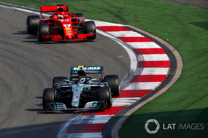 Valtteri Bottas, Mercedes AMG F1 W09, Sebastian Vettel, Ferrari SF71H