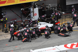 Kevin Magnussen, Haas F1 Team VF-18 pit stop