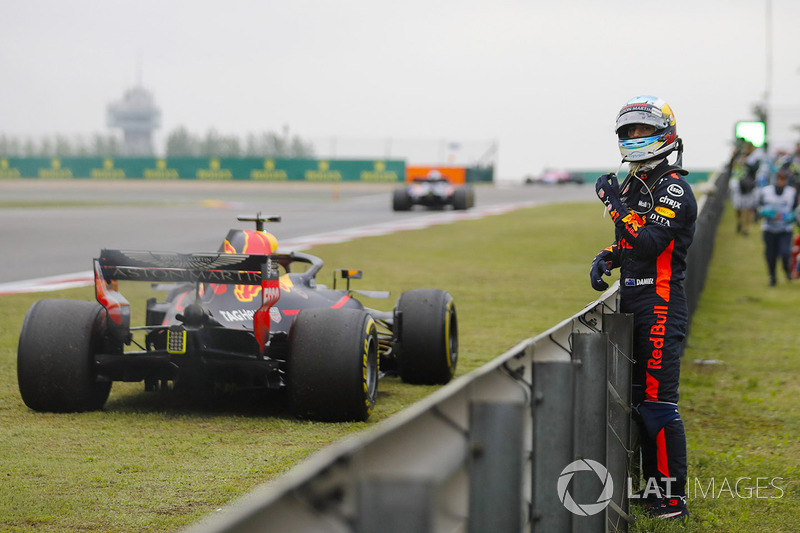 Daniel Ricciardo, Red Bull Racing, attend à côté de sa voiture