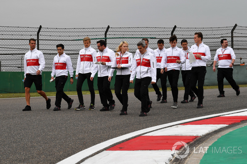 Маркус Ерікссон, Sauber, та Шарль Леклер, Sauber, прогулюються треком