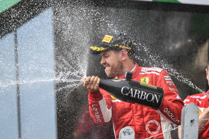 Sebastian Vettel, Ferrari, celebra su victoria en Canadá con Champagne