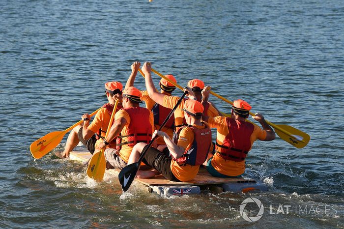 McLaren en la carrera de balsas