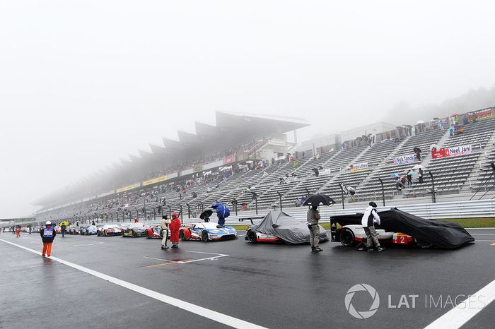Los coches alineados en la recta de meta