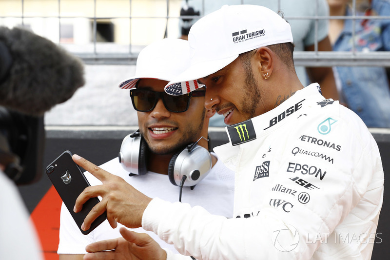 Ganador de la pole Lewis Hamilton, Mercedes AMG F1, celebra con su hermano Nicolas Hamilton