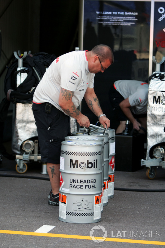 Barriles de combustible de Mobil para McLaren