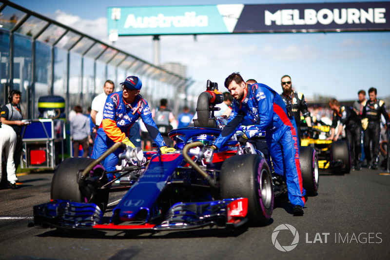 Brendon Hartley, Toro Rosso STR13 Honda, arrives on the grid