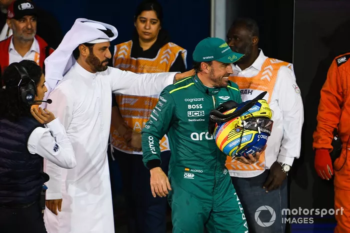 Mohammed bin Sulayem, Président de la FIA, Fernando Alonso, Aston Martin F1 Team, au Parc Ferme après les qualifications