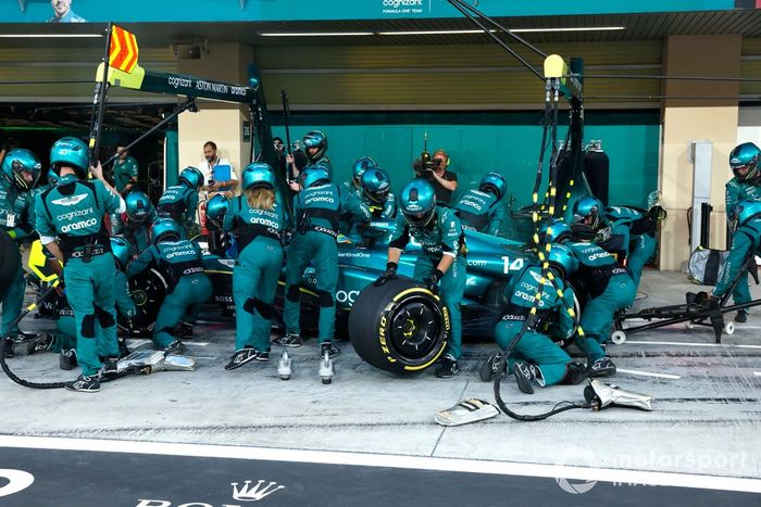 Fernando Alonso, Aston Martin AMR23, en boxes