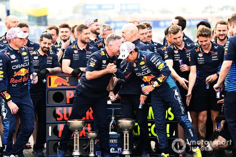 Max Verstappen, Red Bull Racing, 1ère position, Christian Horner, Team Principal, Red Bull Racing, Adrian Newey, Chief Technology Officer, Red Bull Racing, Sergio Perez, Red Bull Racing, 2ème position, et l'équipe Red Bull célèbrent...