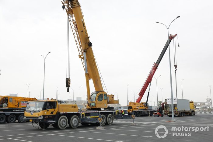 Contenedores de mercancías llegando al circuito