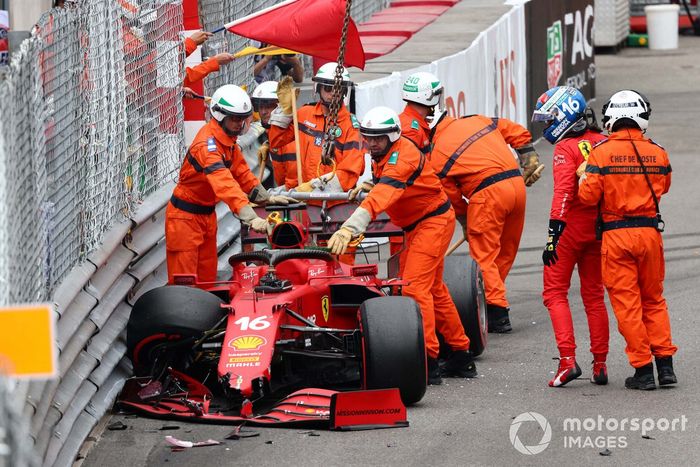 Los oficiales de pista asisten a Charles Leclerc, Ferrari SF21, tras su choque en la clasificación