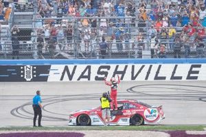 Race winner Kyle Larson, Hendrick Motorsports, Chevrolet Camaro Valvoline
