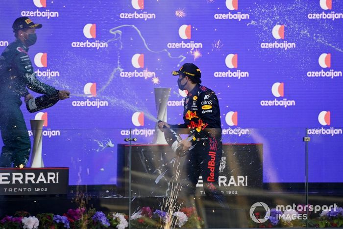 Podio: segundo lugar Sebastian Vettel, Aston Martin, ganador de la carrera Sergio Pérez, Red Bull Racing