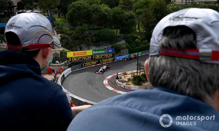 Lando Norris, McLaren MCL35M, Sergio Pérez, Red Bull Racing RB16B