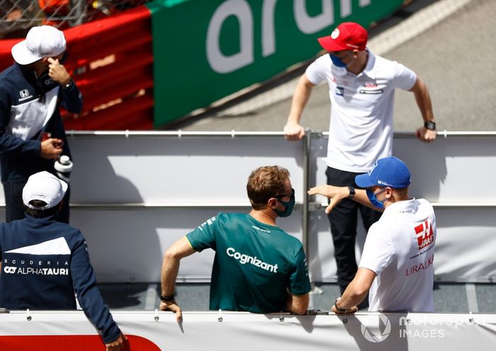 Sebastian Vettel, Aston Martin Nikita Mazepin, Haas y Mick Schumacher, Haas 