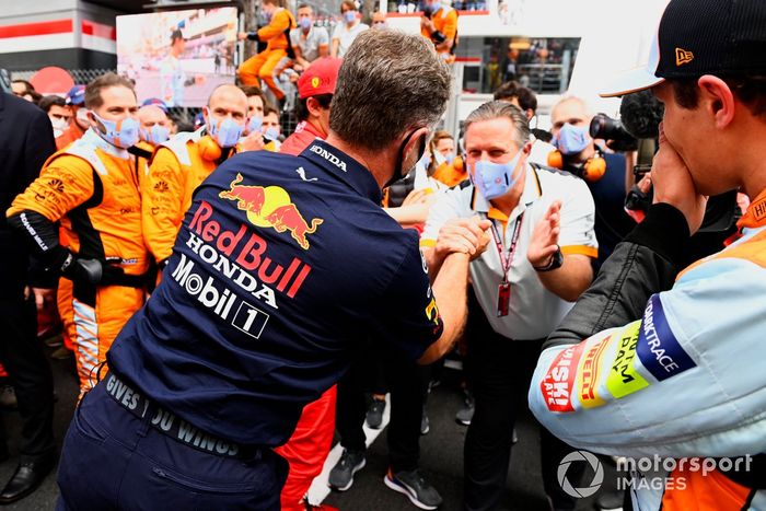 Christian Horner, director del equipo Red Bull Racing, y Zak Brown, director general de McLaren Racing, se felicitan al final de la carrera