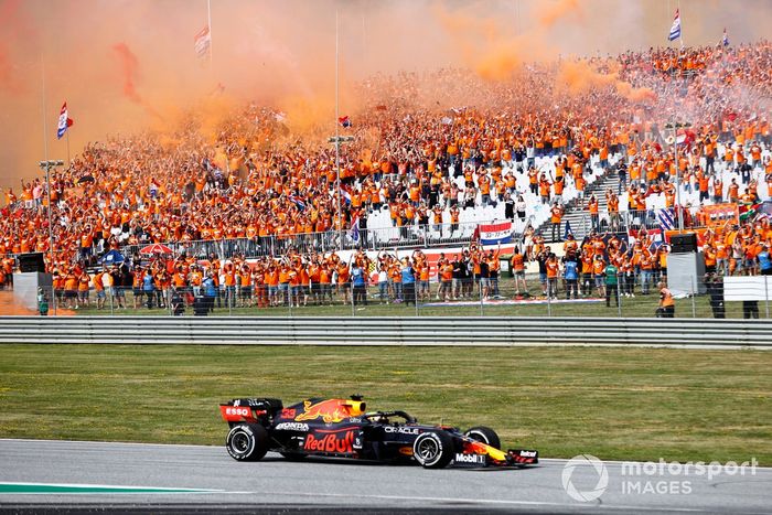 Ganador Max Verstappen, Red Bull Racing RB16B, pasa por delante de sus fans de camino al Parc Ferme