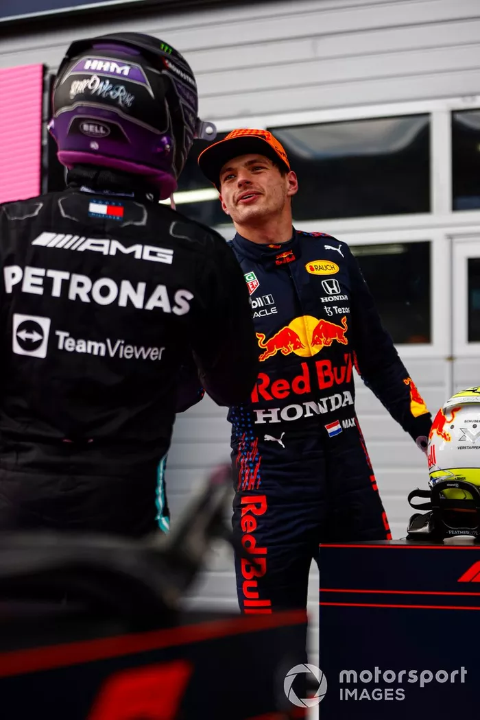Segundo lugar Lewis Hamilton, Mercedes, felicita al ganador Max Verstappen, Red Bull Racing en el Parc Ferme