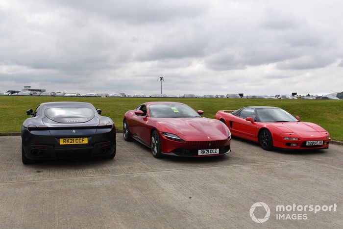 Un par de Ferrari Roma, uno es de Carlos Sainz Jr., Ferrari, y la primera generación del Honda NSX en Silverstone