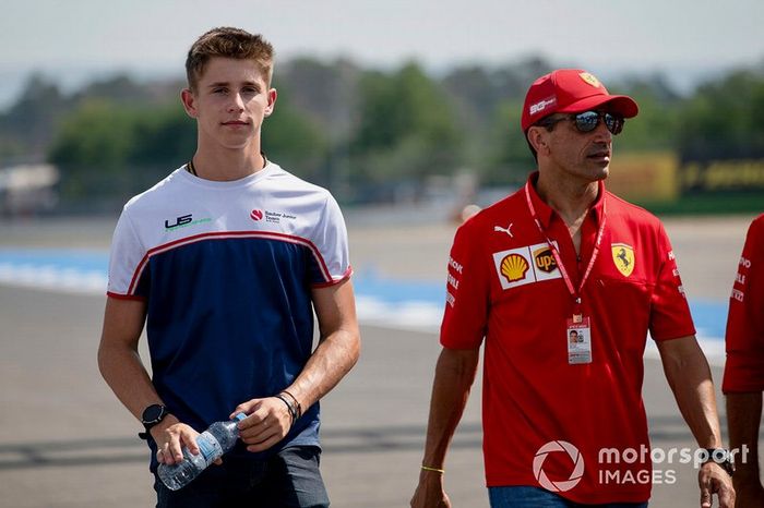 Arthur Leclerc recorre la pista con Marc Gene